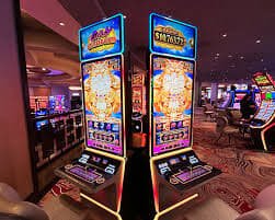 Filipino player accessing 771pub live casino on a mobile phone